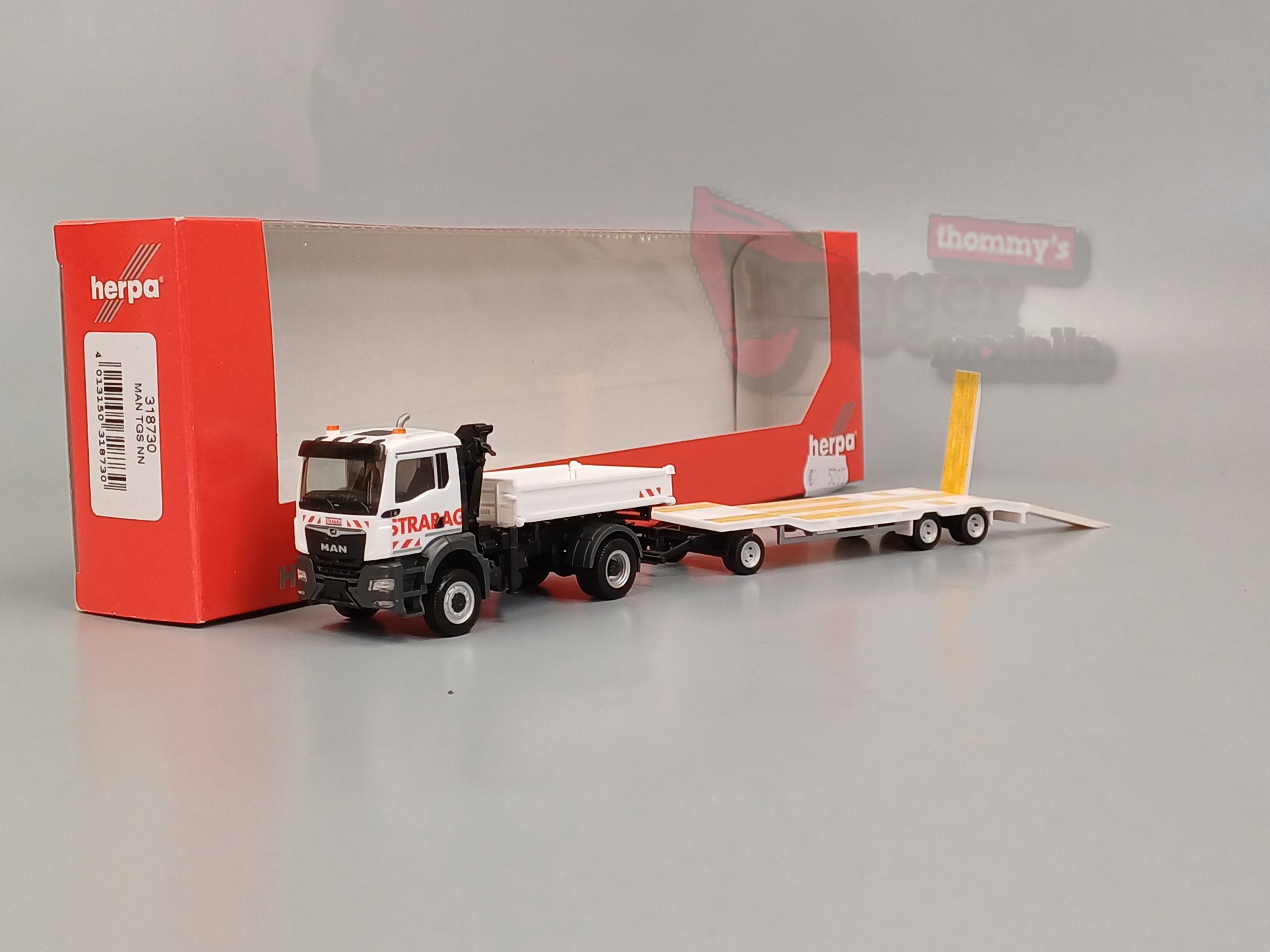 318730 - Herpa - MAN TGS NN Dreiseitenkipper mit Kran und TU3-Anhänger "Strabag"